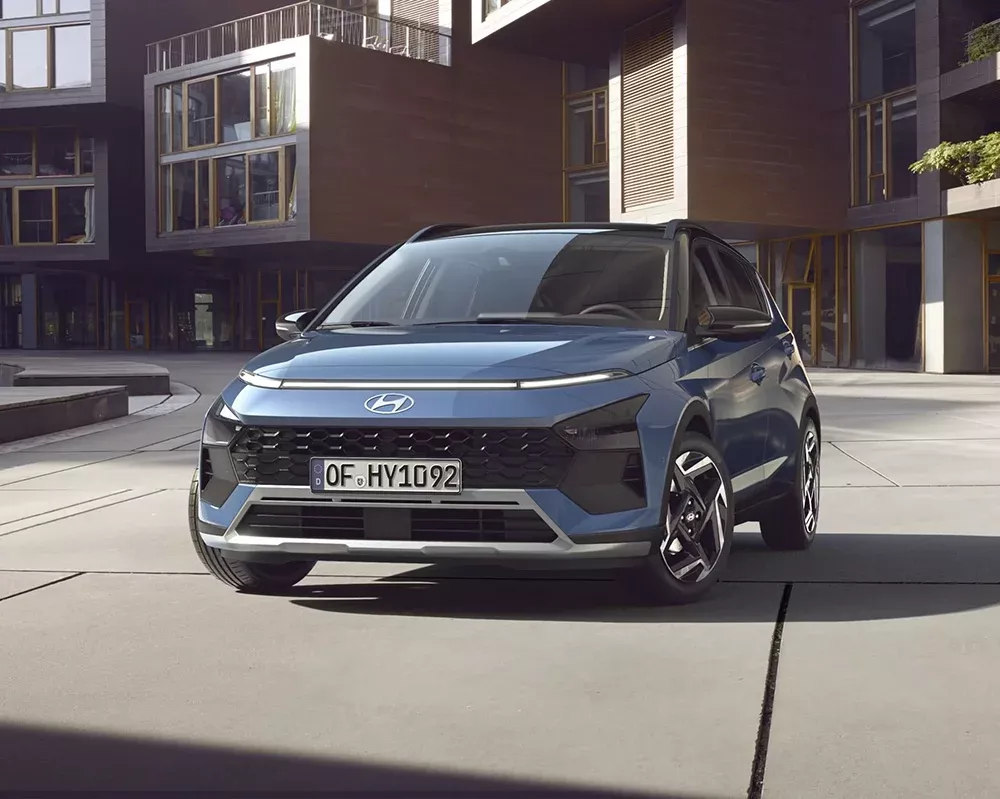 Wenn man das Praktische unverwechselbar macht, entsteht Persönlichkeit: Vorhang auf für den neuen Hyundai BAYON. Höchste Funktionalität trifft in unserem Crossover-SUV auf einen aufgefrischten, geräumigen Innenraum, ein neues, robustes Design und hochmoderne Sicherheitsfunktionen. 